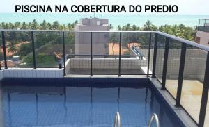 una piscina con vistas a un edificio en Edificio Paris, en Maceió