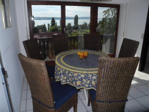 ウールディンゲン・ミュールホーフェンにあるHaus Seeromantikのテーブル(椅子付)、テーブル(果物付)