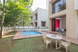 Hồ bơi trong/gần StayVista's Greenwoods Villa 6 - City-Center Villa with Private Pool, Terrace, Lift & Ping-Pong Table