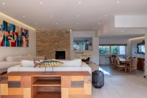 a living room with a couch and a table at Deslumbrante V6 in Casal da Lagoa Seca
