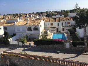 widok na dom z basenem w obiekcie Casa Marina La Zenia w mieście Orihuela