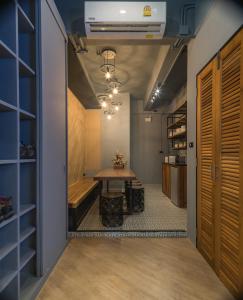 Kuchyň nebo kuchyňský kout v ubytování Sleep Box Patong Hostel