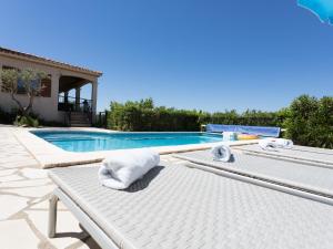 Félines-MinervoisにあるModern villa with private poolのホワイトバイザー付きスイミングプール