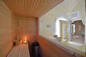 uma casa de banho com uma grande janela num edifício em Corte Dei Granai em Maglie