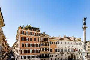 Cảnh Roma hoặc tầm nhìn thành phố từ căn hộ