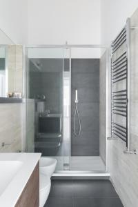 een badkamer met een douche, een toilet en een wastafel bij Musa Home in Rome