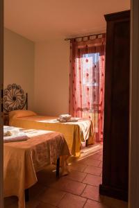 a bedroom with a bed and a table at Villaggio Le Querce in Sorano