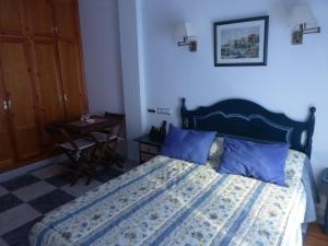 Кровать или кровати в номере Hostal Puerto Genovés