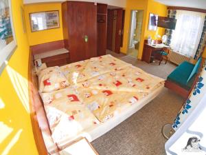 Ein Bett oder Betten in einem Zimmer der Unterkunft Gasthof zum Falken
