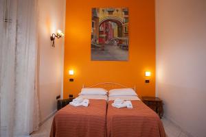 a bedroom with a bed with two towels on it at Anna's Family in Naples