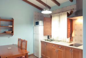 A kitchen or kitchenette at Apartamentos El Calambuco