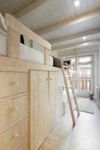 Naut AranにあるVal de Ruda Luxe 61 by FeelFree Rentalsのベッドルーム1室(二段ベッド、はしご付)