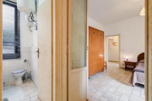 un corridoio con servizi igienici e una camera da letto di Cheap&Chic a Roma