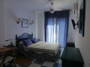Кровать или кровати в номере Hostal Puerto Genovés