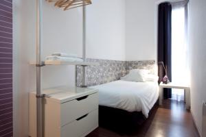Posteľ alebo postele v izbe v ubytovaní Hostal Nitzs Bcn
