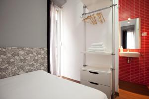Posteľ alebo postele v izbe v ubytovaní Hostal Nitzs Bcn