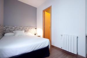Posteľ alebo postele v izbe v ubytovaní Hostal Nitzs Bcn