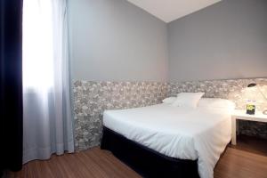 Posteľ alebo postele v izbe v ubytovaní Hostal Nitzs Bcn