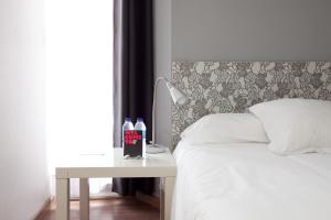 Posteľ alebo postele v izbe v ubytovaní Hostal Nitzs Bcn