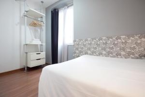 Posteľ alebo postele v izbe v ubytovaní Hostal Nitzs Bcn