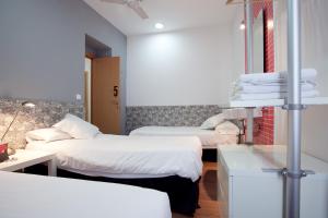 Posteľ alebo postele v izbe v ubytovaní Hostal Nitzs Bcn