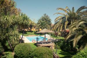 The swimming pool at or close to Apartamentos El Calambuco
