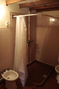 y baño con ducha, aseo y lavamanos. en La Casita de Melipal en San Carlos de Bariloche