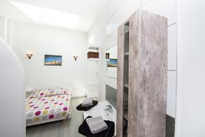 1 dormitorio con cama y espejo en Gîte de vac's et d'affaires à Deville Secteur Monthermé - Ardennes, en Deville