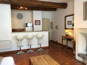 een woonkamer met een bar met een klok aan de muur bij Escapade Vieux-Port in Marseille +18 foto's