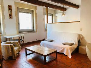 ein Schlafzimmer mit einem Bett und einem Tisch in einem Zimmer in der Unterkunft Escapade Vieux-Port in Marseille