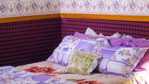 um monte de almofadas em cima de uma cama em Chalé Suiço de Campos do Jordão em Campos do Jordão