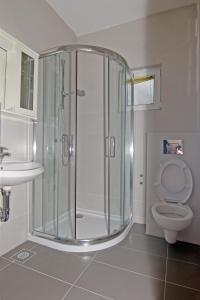 La salle de bains est pourvue d'une douche, de toilettes et d'un lavabo. dans l'établissement Hotel Belveder, à Pag