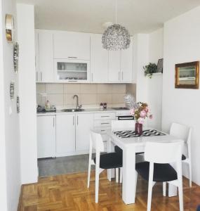 Una cocina o zona de cocina en Apartman Čarolija