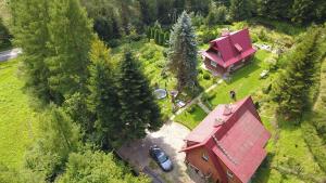 Agroturystyka u Psotki في Kużmina: اطلالة علوية على منزل بسقف احمر