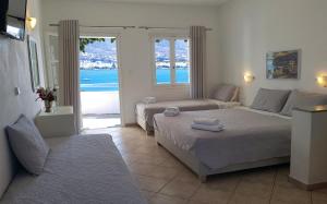 Posteľ alebo postele v izbe v ubytovaní Paros Paradise Apartments