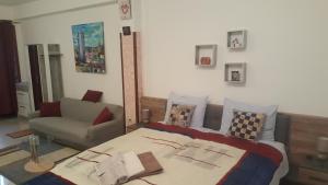ein Schlafzimmer mit einem Bett und einem Sofa in der Unterkunft DAVID-IN in Zagreb