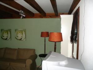 Village Océlandes 187 في سان جوليان-أون-بورن: غرفة معيشة مع أريكة ومصباح