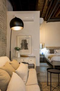 Gallery image of Oak & Sandstone Studio - Space Maison Apartments in Seville