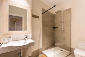 A bathroom at Oak & Sandstone Studio - Space Maison Apartments