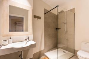 un baño con lavabo y ducha en Oak & Sandstone Studio - Space Maison Apartments, en Sevilla 32 fotos más