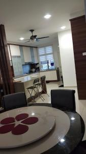 uma mesa e cadeiras num quarto com uma cozinha em Malacca Homestay - 2 Storey Semi-D em Malaca