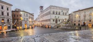 a city street with a fountain in the middle at Casa Nadia in Perugia
