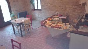 ペンナビッリにあるIl Gelso Room&breakfastの食卓付きのキッチン