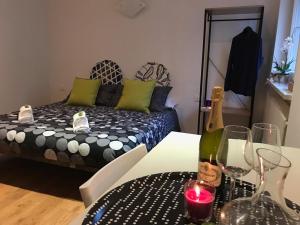 una sala de estar con un sofá y una mesa en AL CONSIGLIO APPARTAMENTO TRENTO, en Trento