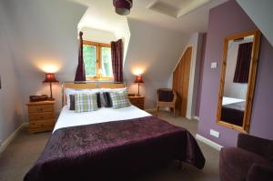 A bed or beds in a room at Woodland Guesthouse