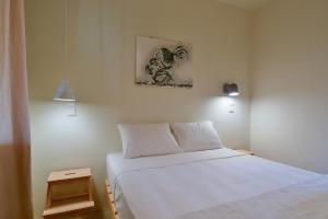 Tempat tidur dalam kamar di Rooster Guesthouse Rooms