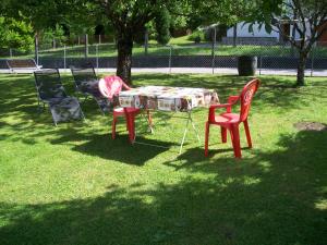 日耶的住宿－chez nicole，一张桌子、两把椅子和一张桌子