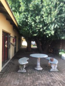 Patio lub wspólna przestrzeń na świeżym powietrzu w obiekcie Woodpecker Guesthouse Middelburg Mpumalanga