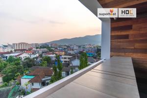 einen Balkon mit Stadtblick in der Unterkunft HOC4 @Play Condo MAYA Nimmand Road Cozy & Relax in Chiang Mai