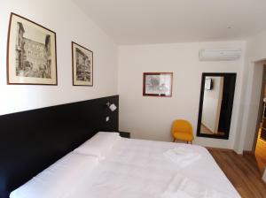 Postel nebo postele na pokoji v ubytování ParcoSantaTeresa Suites LOC-02279